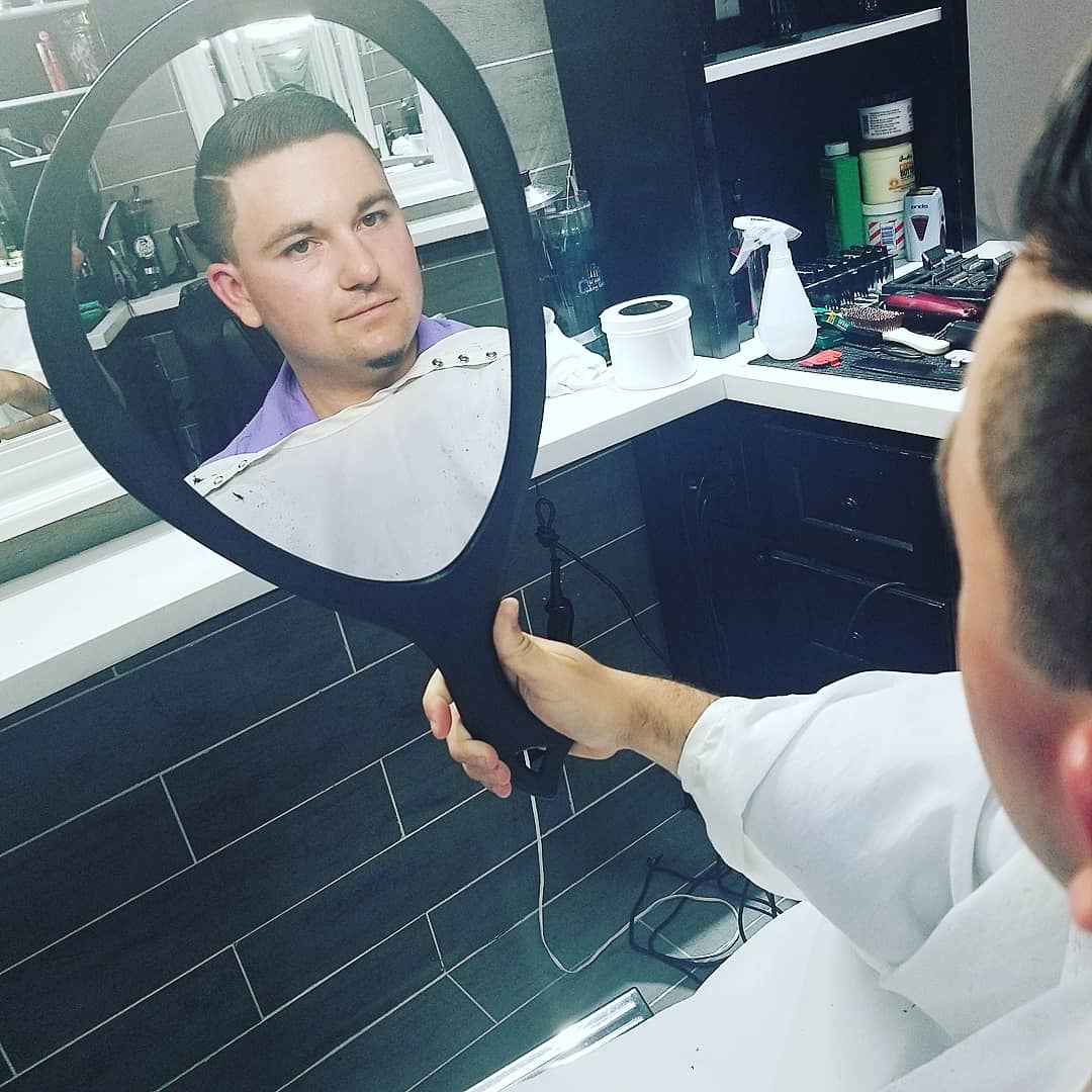 https://signaturebarbershop.net/wp-content/uploads/2020/11/gallery_full-8.jpg